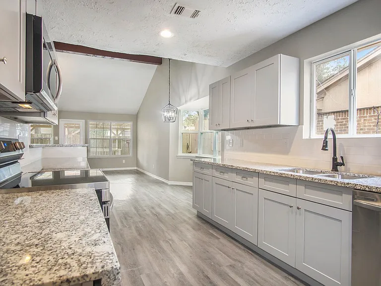2410 Rolling Glen Dr — Photo 11