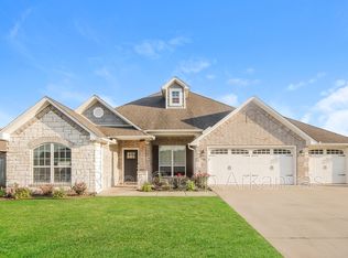 1703 Gaines St, Pea Ridge, AR 72751