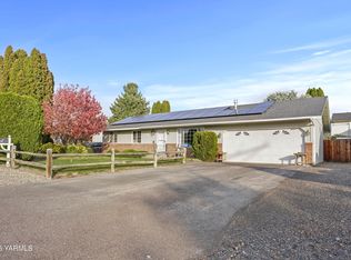 517 5th St, Zillah, WA 98953