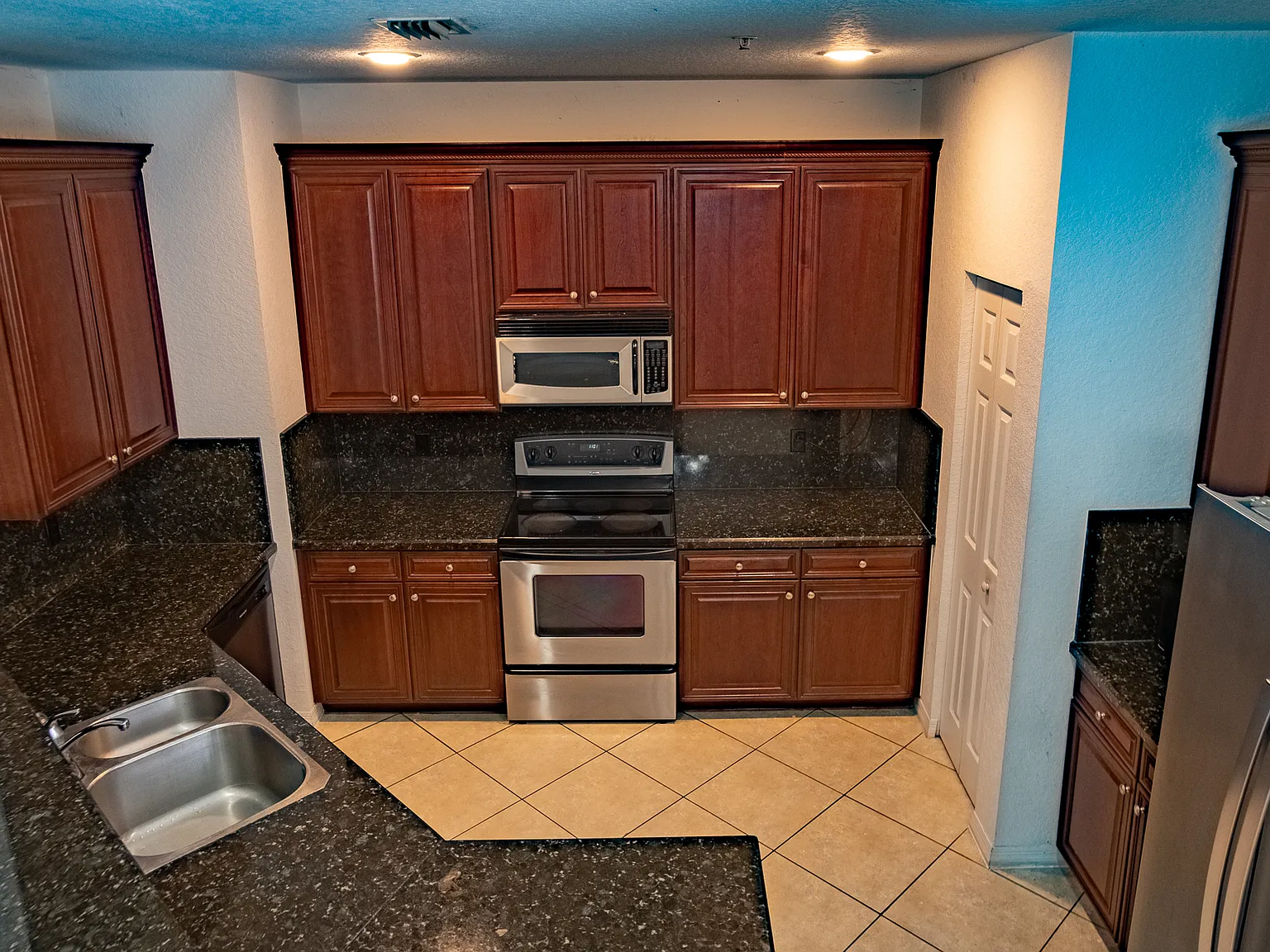3 bed, 2220 sqft, $3,385 — Photo 3