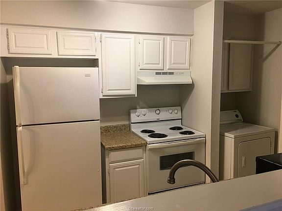 3rd image of 2323 De Lee St APT 29