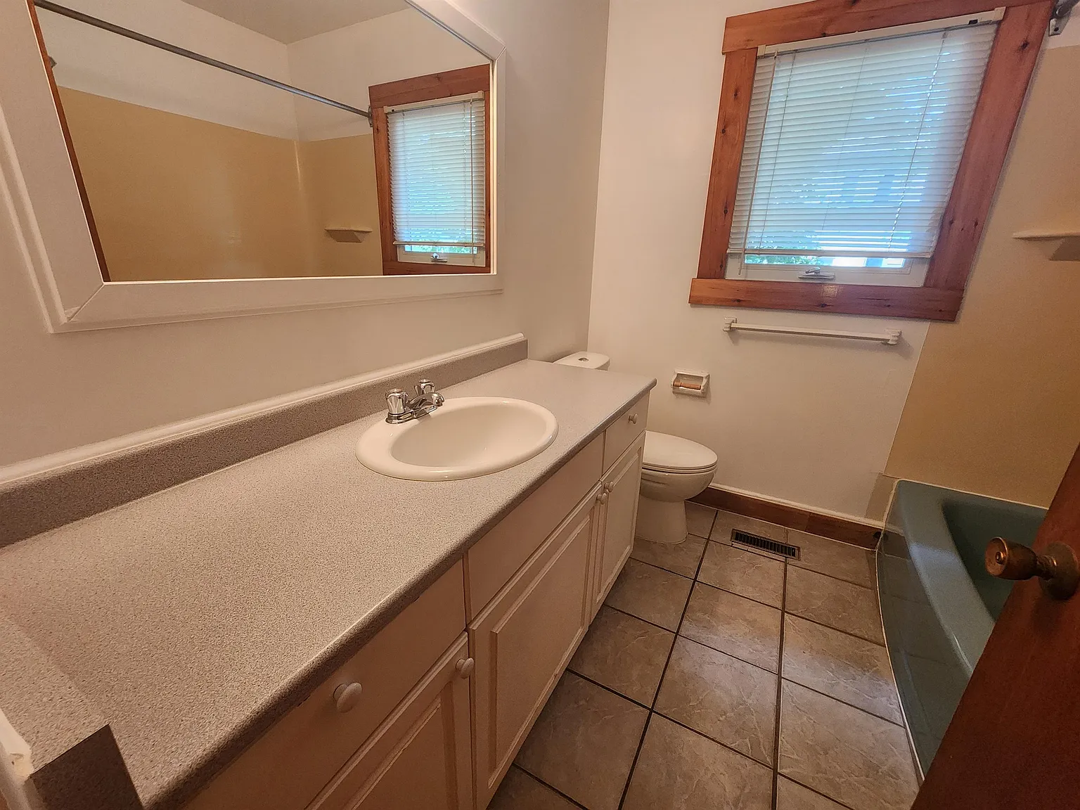 844 Norton Avenue — Photo 2
