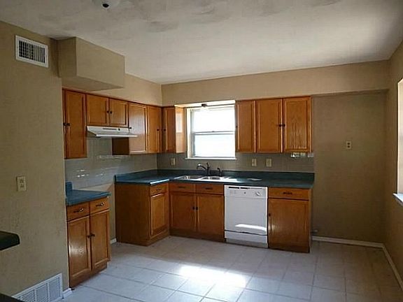 5th image of 2615 Nottingham Dr