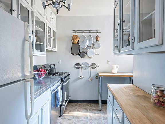 4th image of 150 E 77th St APT 15A