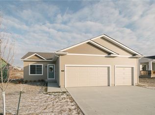 975 Juniper Dr, Carlisle, IA 50047