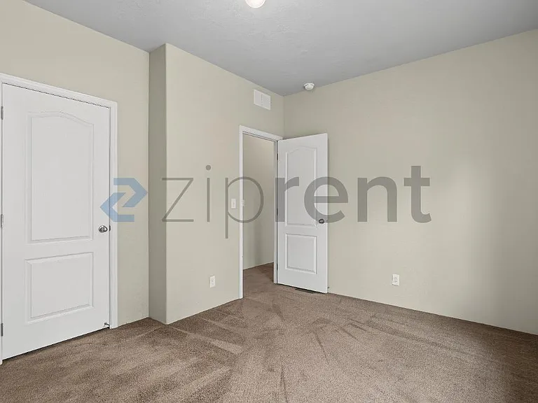 4700 E 18th St — Photo 11