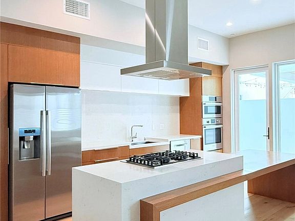 5th image of 1729 S Barrington Ave #3