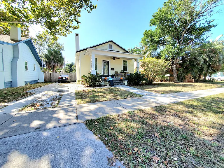 2232 Dartmouth Ave N — Photo 2