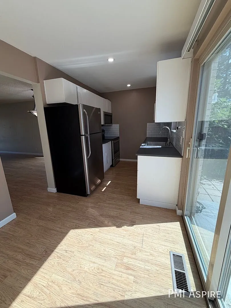 3 bed, 2.5 bath, 1296 sqft, $2,399 — Photo 4