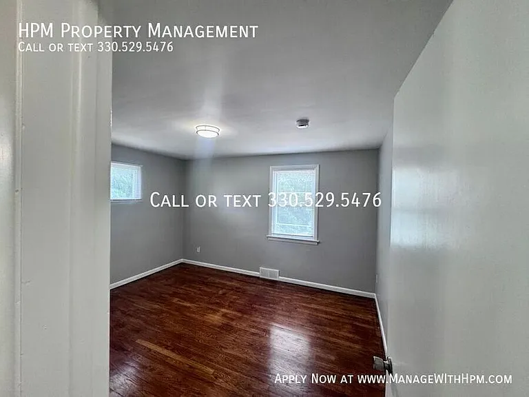 885 S Green Rd #4 — Photo 8