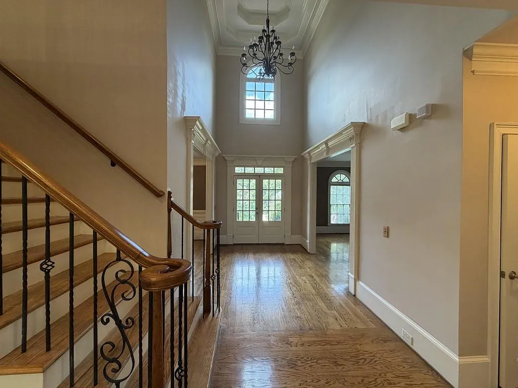 5 bed, 4.0 bath, 5488 sqft, $5,600 — Photo 4