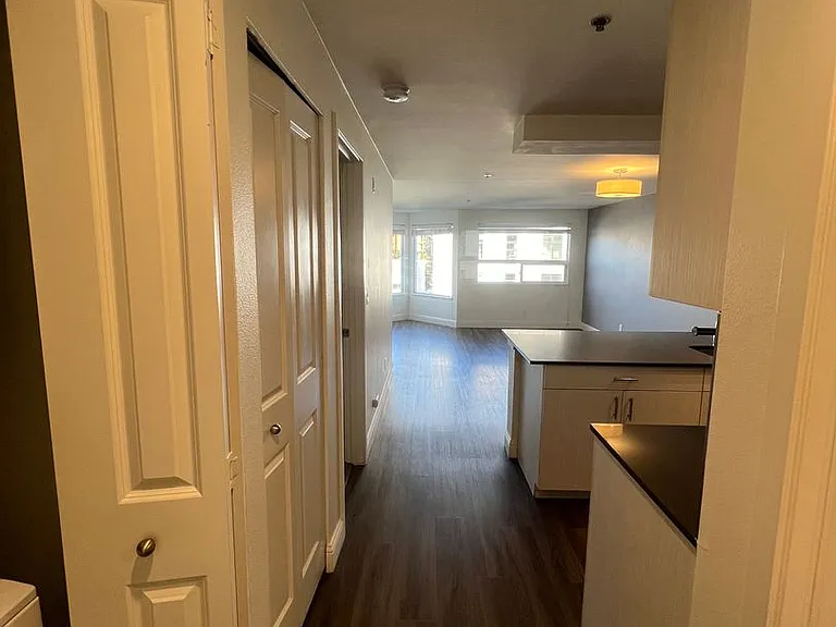Cameron Apartments — Photo 16