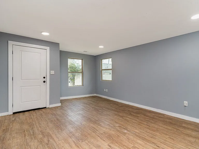 4621 Owenwood Ave — Photo 3