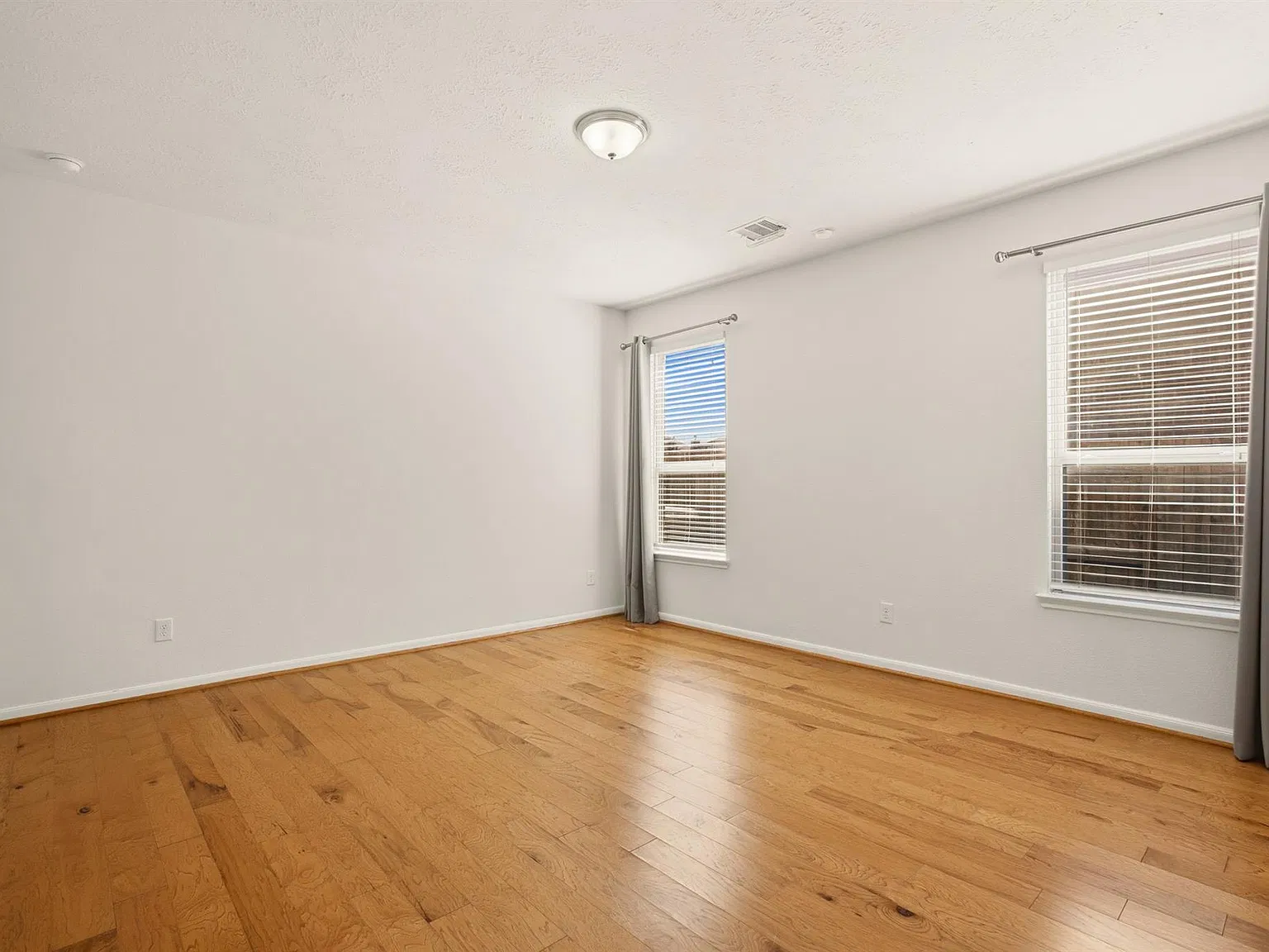 4 bed, 2.0 bath, 1881 sqft, $2,250 — Photo 4