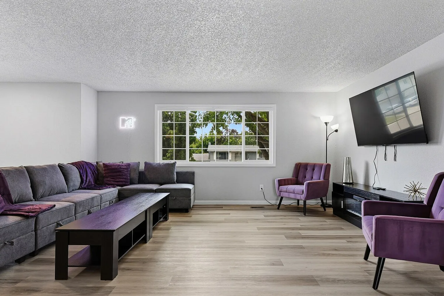 4 bed, 3.0 bath, 1894 sqft, $8,127 — Photo 3