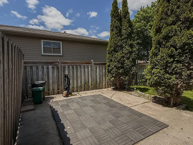 80 Kipling Cres — Photo 31