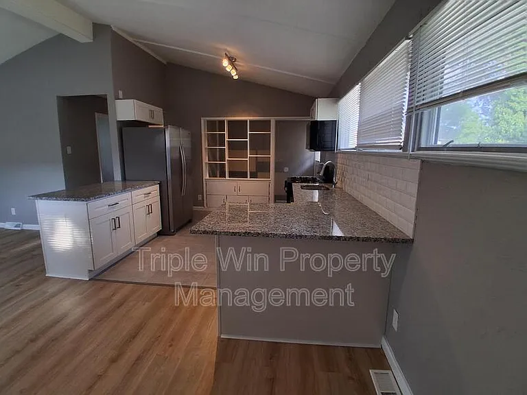 524 Acorn Dr — Photo 11