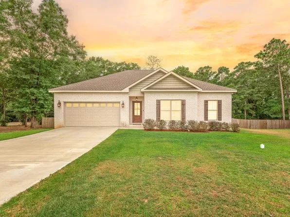 109 Manor Dr, Headland, AL 36345