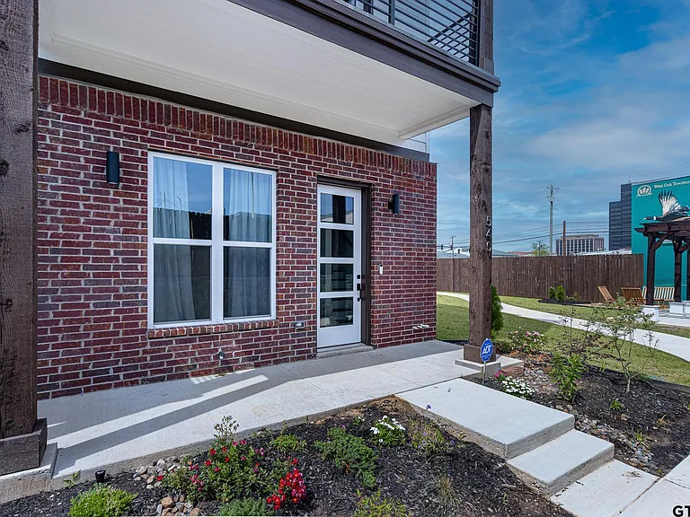 540 W Erwin St — Photo 3