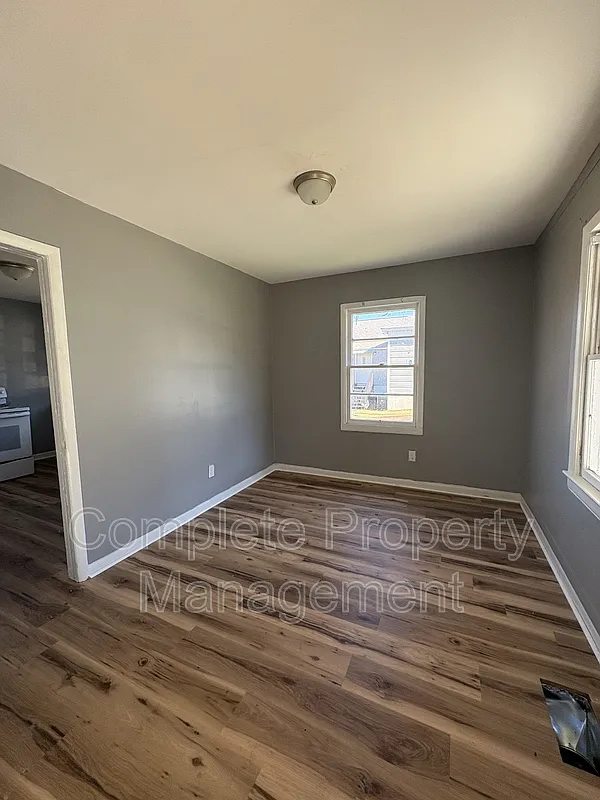 3 bed, 1.5 bath, 1042 sqft, $1,050 — Photo 3