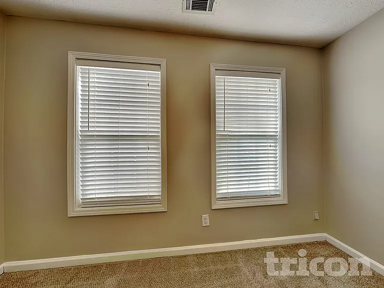 2051 Meadowglen Ln — Photo 17