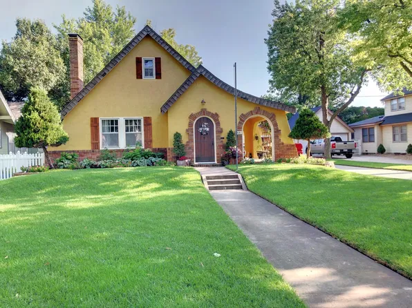 305 Crescent Blvd, Hutchinson, KS 67502