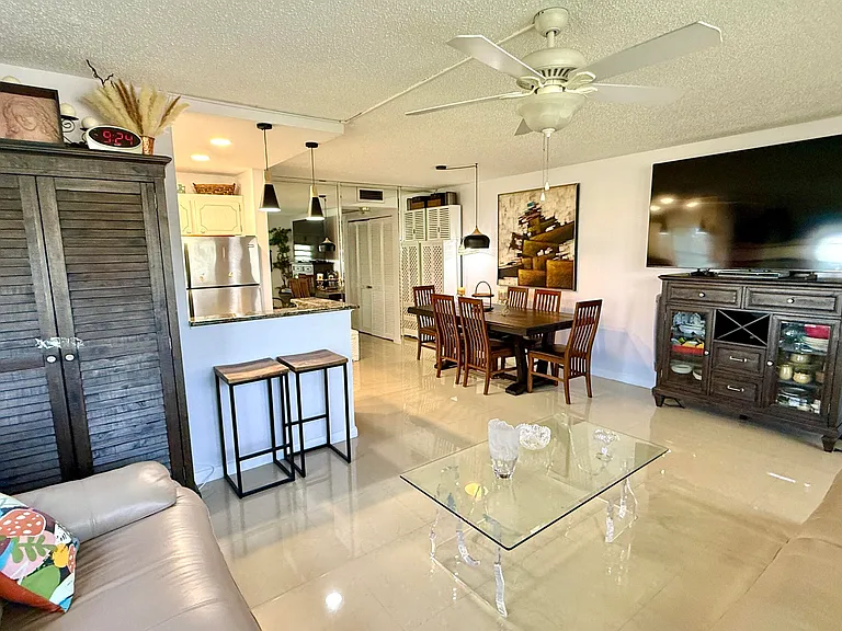 21 Newport B — Photo 3