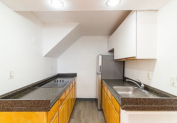 4th image of 990 2nd Ave