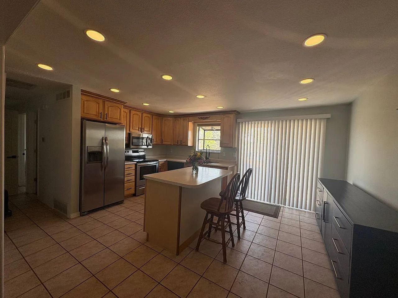 4 bed, 2305 sqft, $1,000 — Photo 2