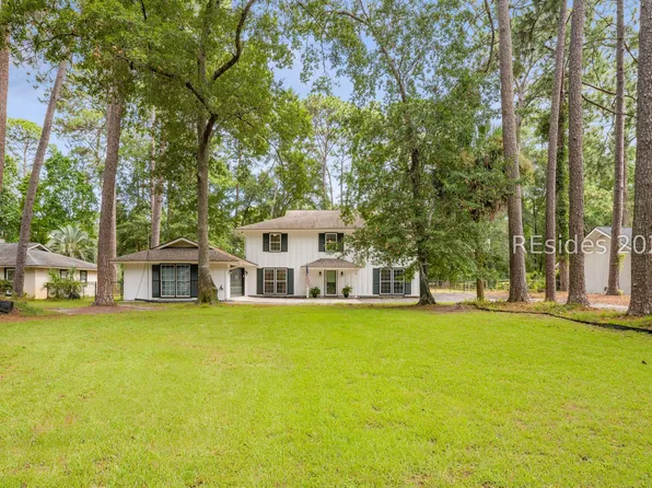 19 Pickens St, Ladys Island, SC 29907