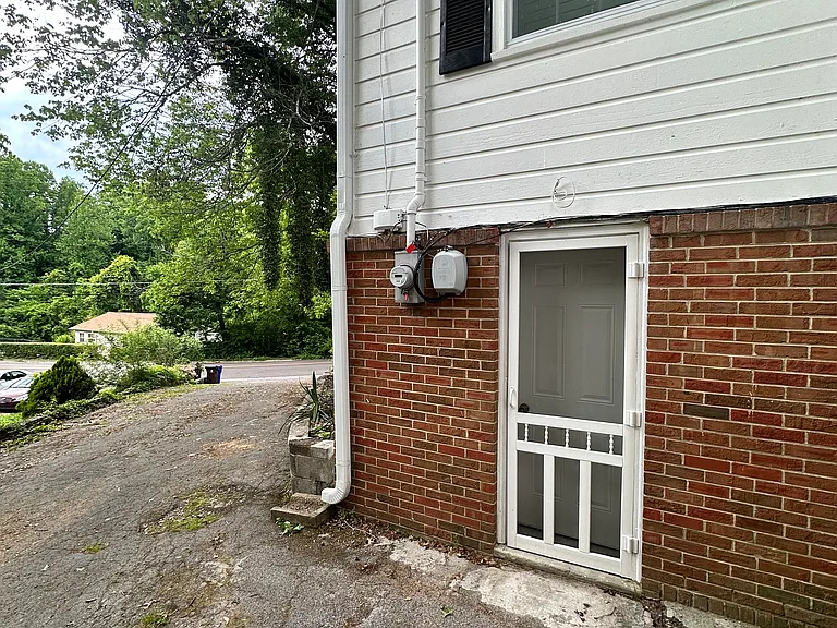 187 California Ave — Photo 2