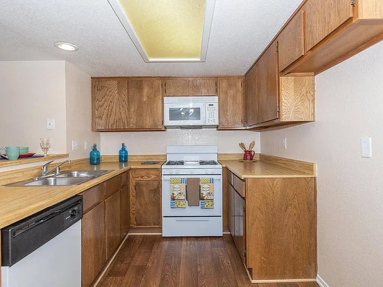 Barstonian Apartments — Photo 26