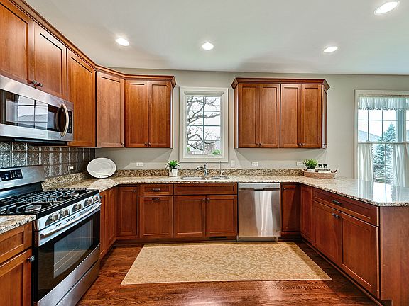 3rd image of 614 Woodglen Ct