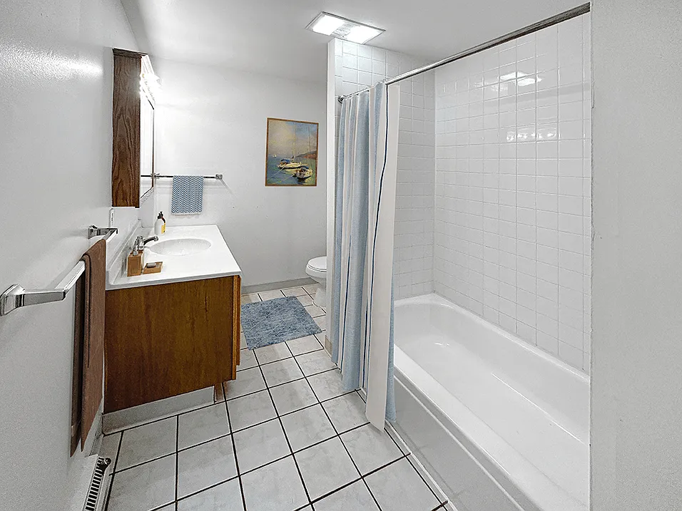 Large Spacious Bathroom