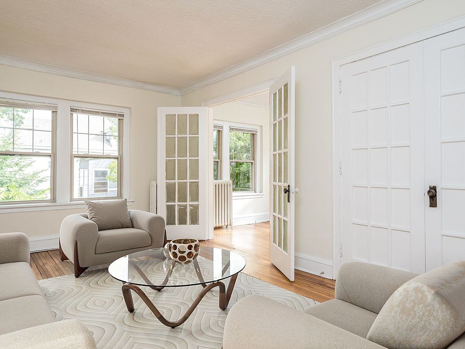 1st image of 1000 W Franklin Ave #300