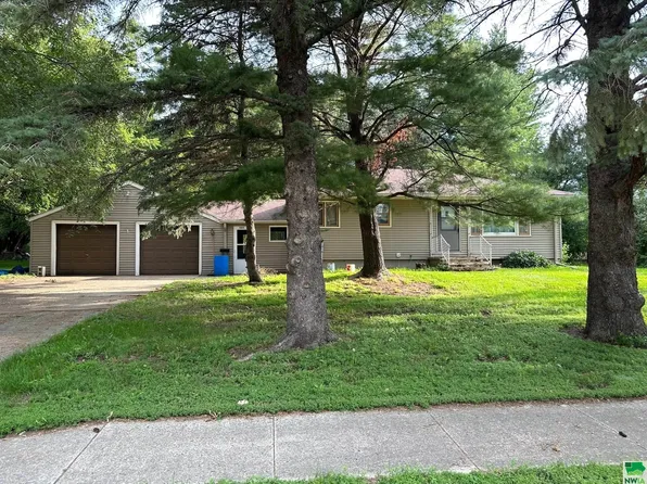 1305 14th St, Sheldon, IA 51201