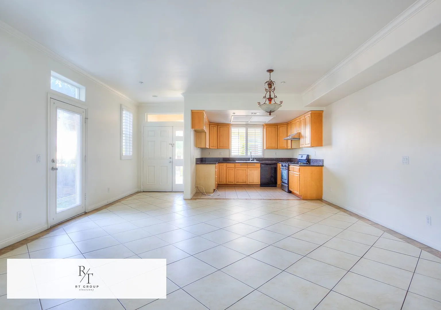 Beautiful 4 Bedroom Home with 3-Car Attached Garage — Photo 3