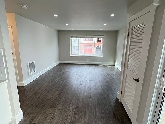 5th image of 2120 Jones St #1
