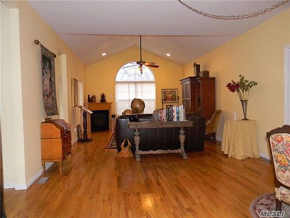 3rd image of 28 Acorn Ct