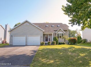 18 Valleywood Dr, Niskayuna, NY 12309