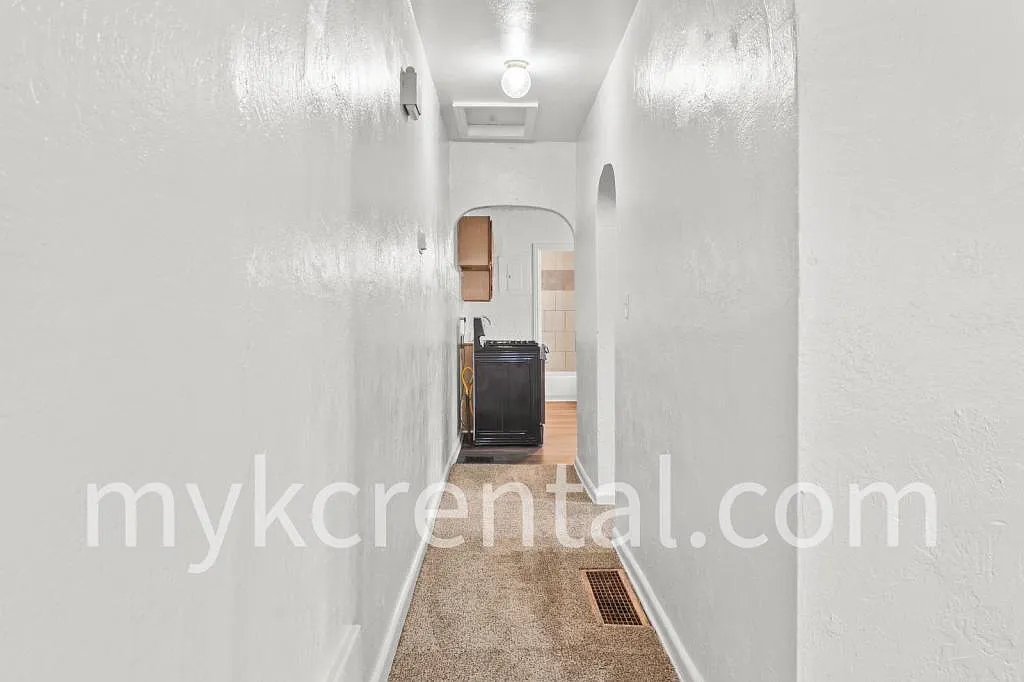 1131 Hasbrook Ave — Photo 4