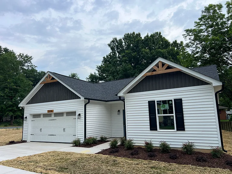 216 E Phifer St — Photo 1