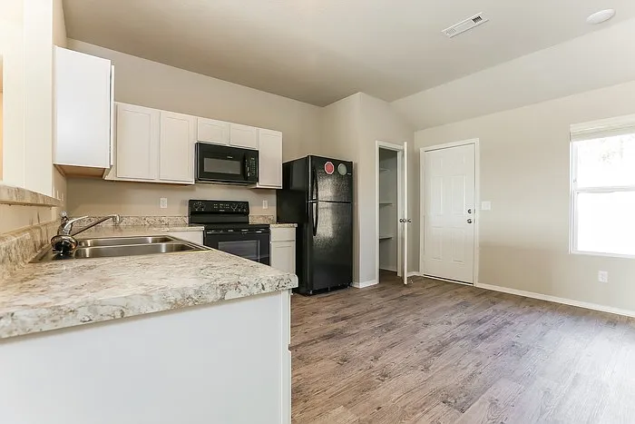 1056 Huntington Dr — Photo 5