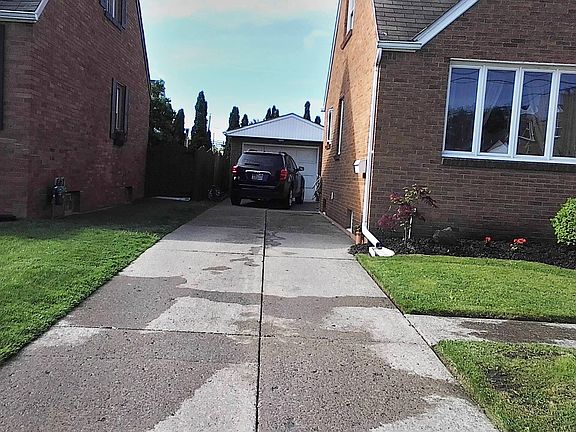 Drive-1 Car Detached Garage
