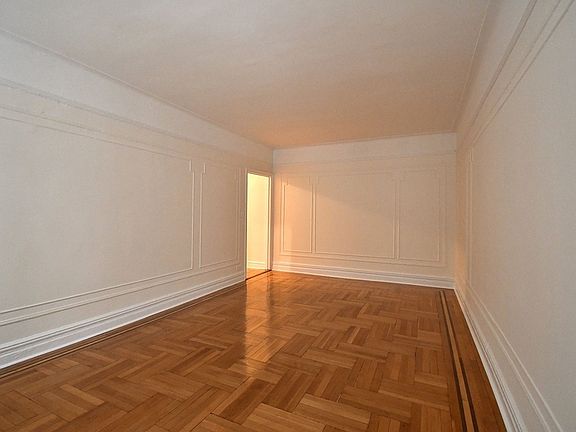 2nd image of 655 Pelham Pkwy N APT 1A