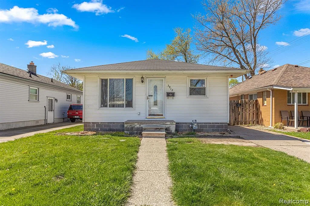 3 bed, 1.0 bath, 1000 sqft, $1,700 — Photo 2