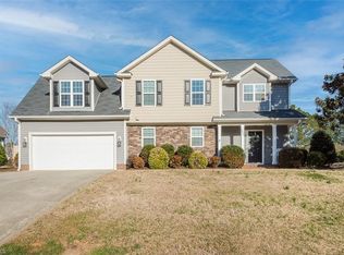 3800 Long Meadow Dr, Mebane, NC 27302