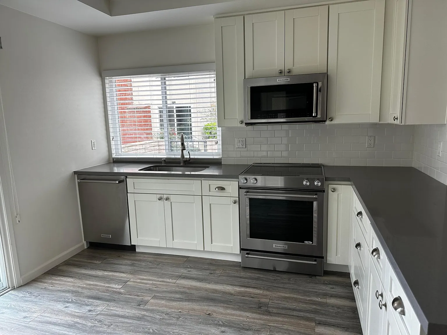 2 bed, 936 sqft, $4,400 — Photo 3