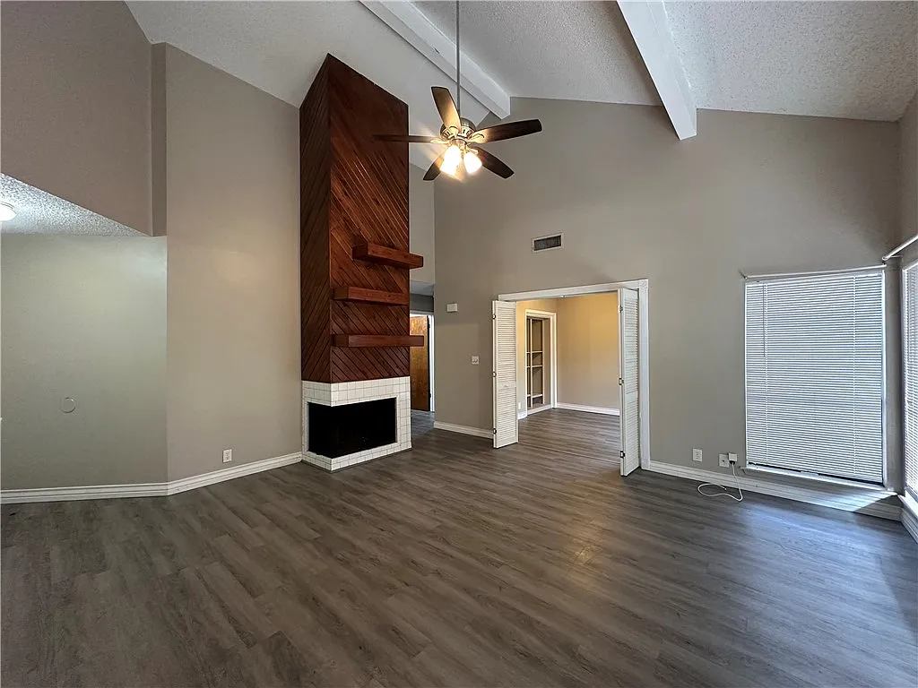 3 bed, 1422 sqft, $1,995 — Photo 2