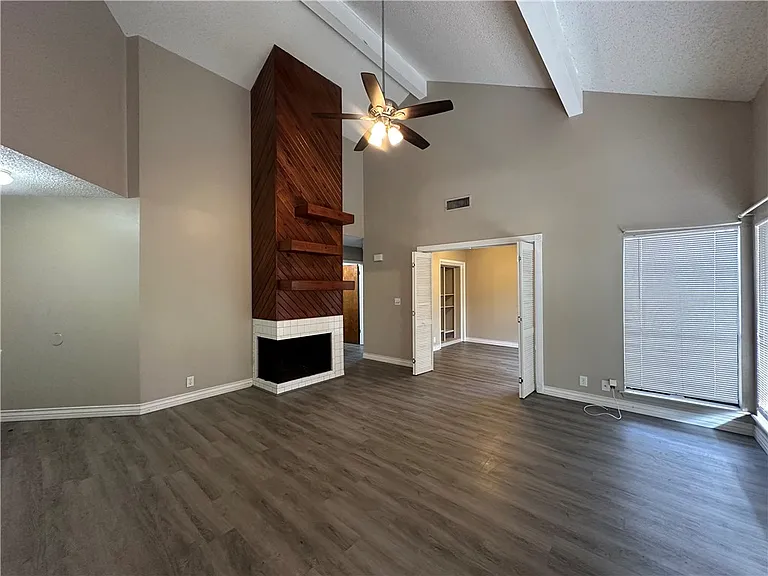 2429 Woodway Dr — Photo 2
